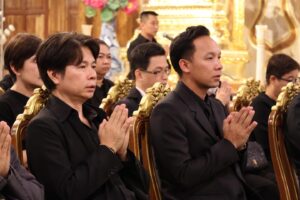 ผู้เข้าร่วมพิธีบำเพ็ญกุศลถวายเป็นพระราชกุศล สมเด็จพระนางเจ้าสิริกิติ์ฯ กำลังพนมมือ สวพ. มร.เพชรบูรณ์