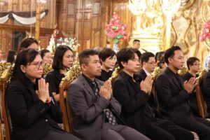 ผู้คนร่วมพิธีบำเพ็ญกุศลถวายเป็นพระราชกุศล สมเด็จพระนางเจ้าสิริกิติ์ สวพ. มร.เพชรบูรณ์