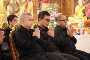 ผู้เข้าร่วมพิธีบำเพ็ญกุศลถวายเป็นพระราชกุศล สมเด็จพระนางเจ้าสิริกิติ์ฯ ในชุดดำ สวพ. มร.เพชรบูรณ์