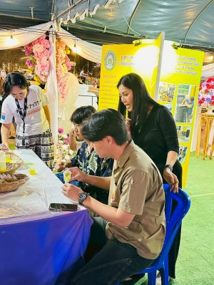 ผู้คนกำลังทำงานฝีมือในงานอีเว้นท์ สวพ. มร.เพชรบูรณ์