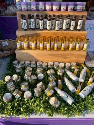 ผลิตภัณฑ์สมุนไพรไทยหลากหลายชนิด จาก สวพ.มรภ.เพชรบูรณ์ ในงานมะขามหวาน นครบาลเพชรบูรณ์ ปี 2569 สวพ. มร.เพชรบูรณ์