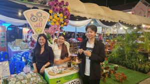 สวพ.มรภ.เพชรบูรณ์ ร่วมงานมะขามหวานนครบาลเพชรบูรณ์ปี 2569: ผู้คนหน้าบูธแสดงสินค้า สวพ. มร.เพชรบูรณ์