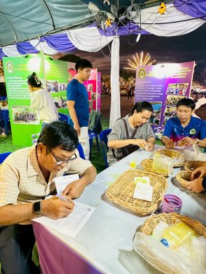 นิทรรศการมะขามหวาน นครบาลเพชรบูรณ์: ผู้คนกำลังทำกิจกรรมที่บูธ สวพ.มรภ.เพชรบูรณ์ สวพ. มร.เพชรบูรณ์