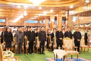 สถาบันวิจัยฯ ร่วมพิธีบำเพ็ญกุศลถวายพระราชกุศลฯ: ผู้คนยืนในพิธี, สวมชุดดำ สวพ. มร.เพชรบูรณ์
