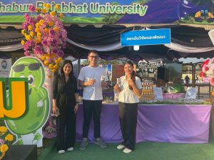 สวพ.มรภ.เพชรบูรณ์ จัดนิทรรศการมะขามหวานนครบาลเพชรบูรณ์ ปี 2569: บุคลากรยืนหน้าบูธ สวพ. มร.เพชรบูรณ์