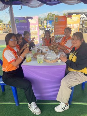 สวพ.มรภ.เพชรบูรณ์ จัดนิทรรศการงานมะขามหวานนครบาลเพชรบูรณ์ ปี 2569: ผู้คนนั่งรอบโต๊ะ สวพ. มร.เพชรบูรณ์