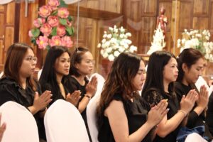 ผู้หญิงร่วมพิธีบำเพ็ญกุศลถวายเป็นพระราชกุศล สมเด็จพระนางเจ้าสิริกิติ์ฯ สวพ. มร.เพชรบูรณ์