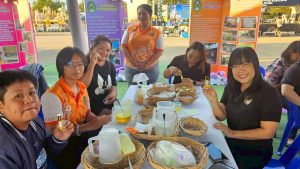 สวพ.มรภ.เพชรบูรณ์ จัดนิทรรศการมะขามหวานนครบาลเพชรบูรณ์ปี 2569: ผู้หญิงหลายคนนั่งที่โต๊ะ, ผลิตภัณฑ์ สวพ. มร.เพชรบูรณ์