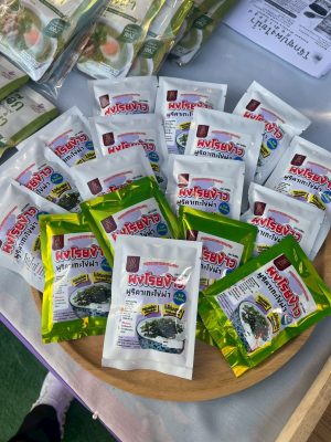 แพ็คเกจผงโรยข้าวจัดแสดงอยู่บนโต๊ะในงานเพชรบูรณ์ชม สวพ. มร.เพชรบูรณ์