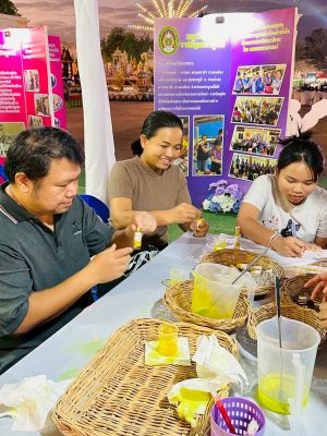 ผู้คนกำลังทำเวิร์คช็อปในงานมะขามหวาน นครบาลเพชรบูรณ์ ประจำปี 2569 สวพ. มร.เพชรบูรณ์