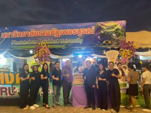 สวพ.มรภ.เพชรบูรณ์ จัดนิทรรศการมะขามหวาน นครบาลเพชรบูรณ์ ปี 2569: คณาจารย์ถ่ายรูปร่วมกันหน้าบูธ สวพ. มร.เพชรบูรณ์