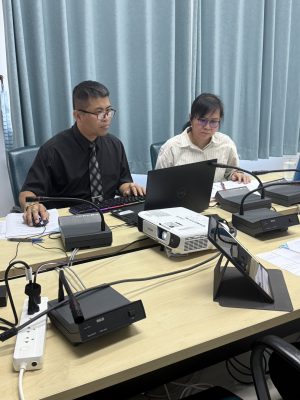 การประชุมคณะกรรมการบริหารสถาบันวิจัยฯ: ผู้บริหารกำลังทำงานกับคอมพิวเตอร์และเอกสาร สวพ. มร.เพชรบูรณ์