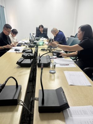 การประชุมคณะกรรมการบริหารสถาบันวิจัยและพัฒนา ครั้งที่ 1/2569: ผู้เข้าร่วมประชุมที่โต๊ะพร้อมไมโครโฟน สวพ. มร.เพชรบูรณ์