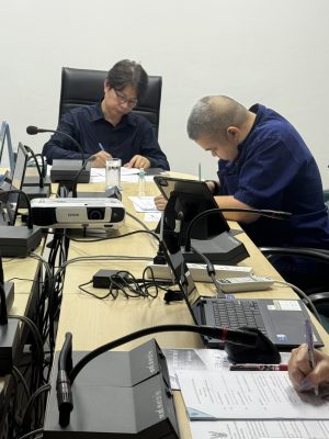 การประชุมคณะกรรมการบริหารสถาบันวิจัยฯ 1/2569: ผู้เข้าร่วมประชุมกำลังจดบันทึก สวพ. มร.เพชรบูรณ์